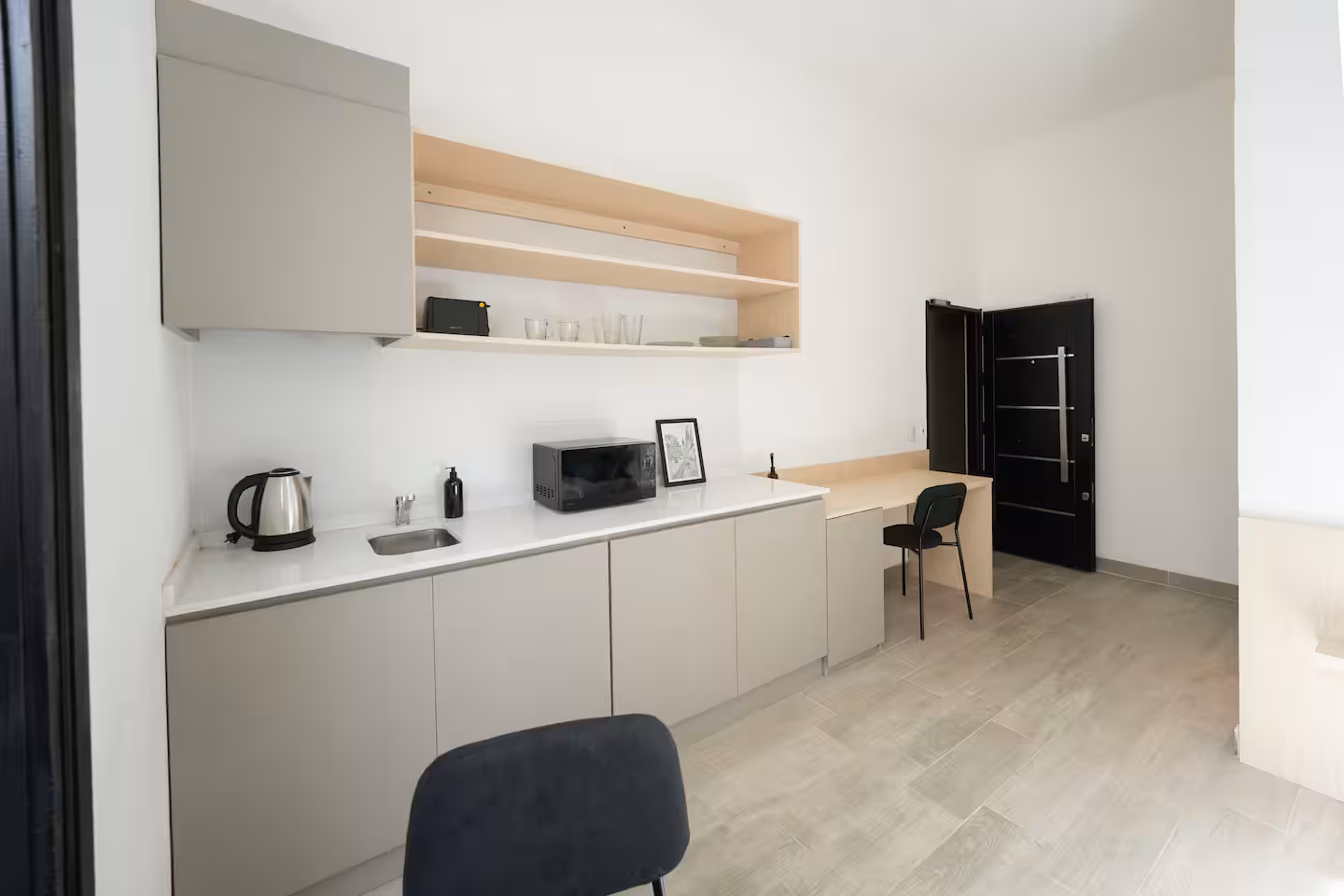 Interior del monoambiente con cama y cocina integrada